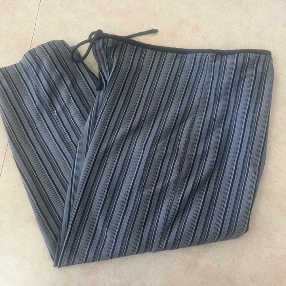 Nike Striped Stretch Pull On Capris - Picture 3 of 10